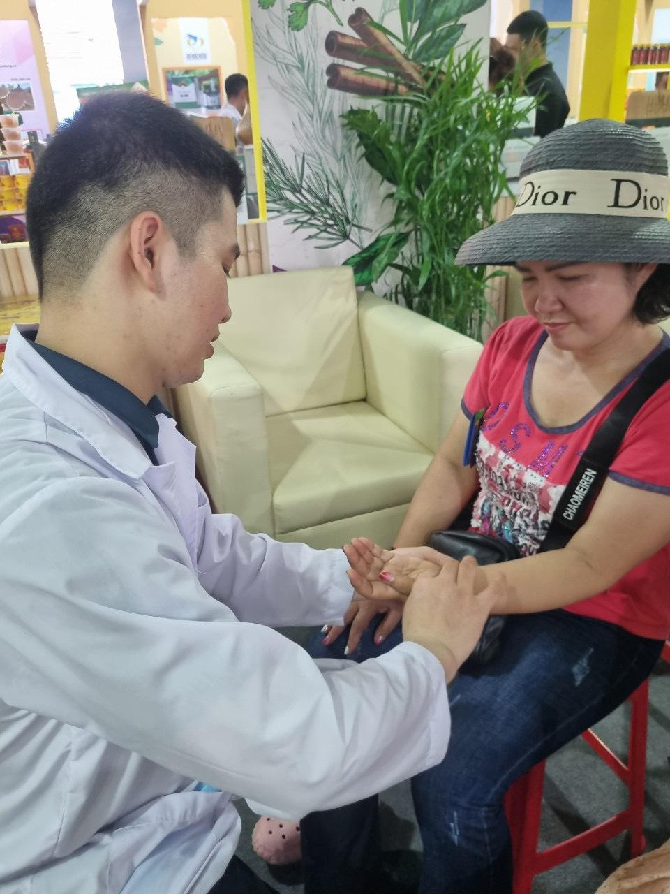 LỄ HỘI SÂM BÙNG NỔ GIỮA LÒNG THÀNH PHỐ